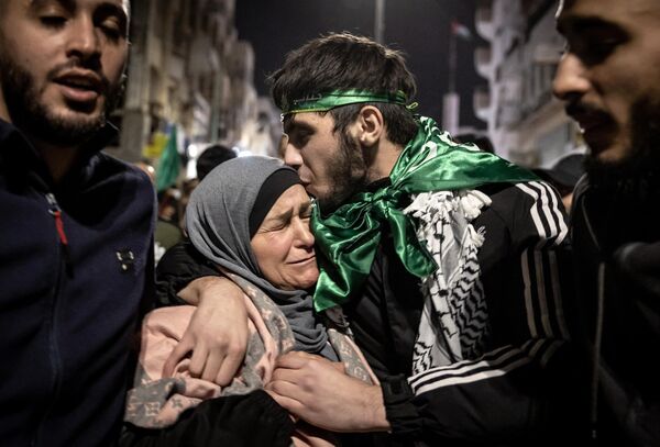 Палестинский заключенный обнимает свою мать после освобождения из израильской тюрьмы в обмен на израильских заложников, Палестина - Sputnik Молдова