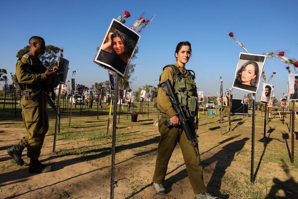 Израильские солдаты отдают дань уважения у инсталляции с фотографиями заложников, Израиль - Sputnik Молдова
