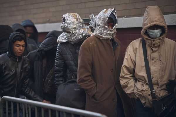 Мигранты ждут на холоде у Центра помощи мигрантам в Нью-Йорке - Sputnik Молдова