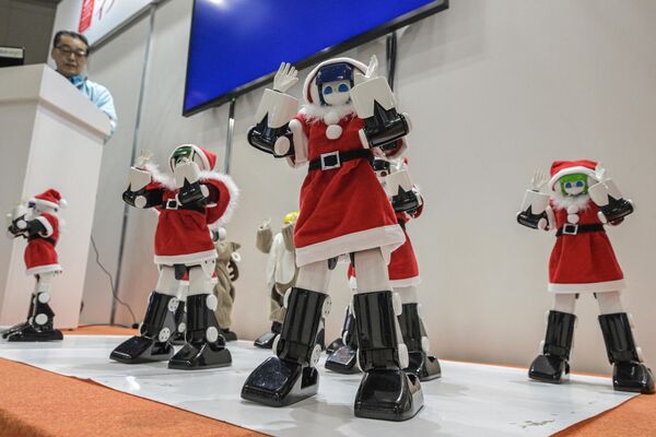 Роботы в костюме Санта-Клауса исполняют танцевальный номер на Международной выставке роботов в Токио - Sputnik Молдова