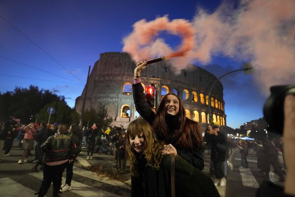 Женщины во время митинга по случаю Международного дня борьбы за ликвидацию насилия в отношении женщин перед зданием Колизея в Риме - Sputnik Молдова