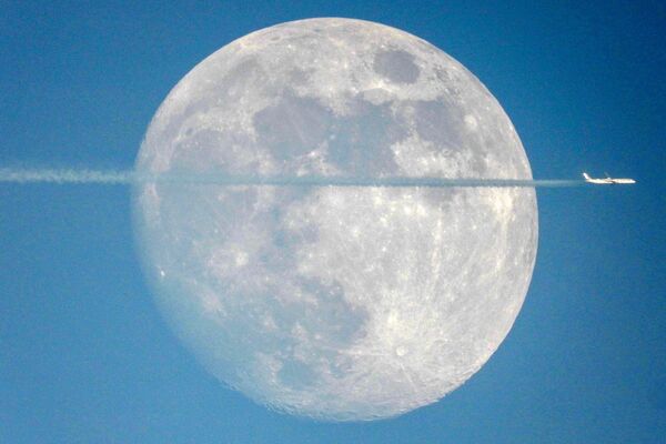 Самолет пролетает мимо восходящей луны над городом Кувейт - Sputnik Молдова
