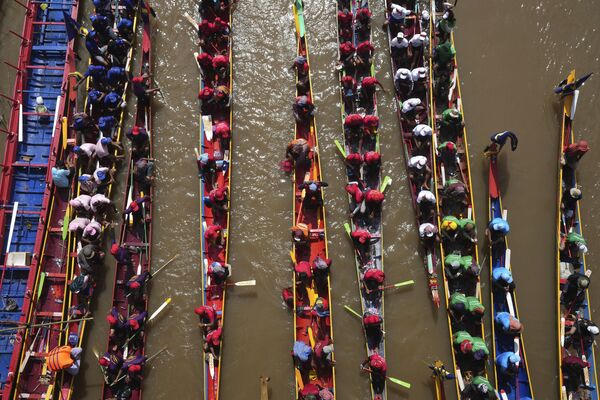 Камбоджийские гребцы на водном фестивале в Пномпене, Камбоджа - Sputnik Молдова