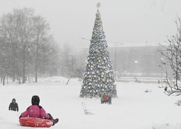 Люди катаются на тюбинге во время сильного снегопада в Москве. По данным метеорологов, высота снежного покрова может вырасти до 28 – 33 сантиметров. - Sputnik Молдова