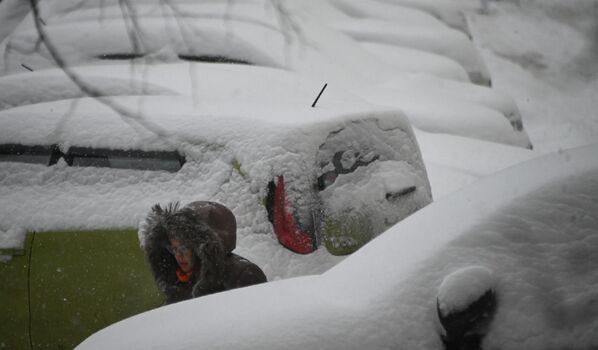 Заснеженные автомобили во дворе на Ленинском проспекте в Москве. По данным метеорологов, высота снежного покрова может вырасти до 28 – 33 сантиметров. - Sputnik Молдова