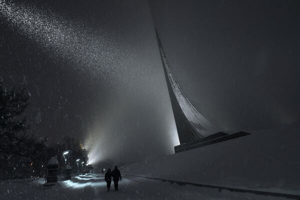 Вид на монумент Покорителям космоса в Москве - Sputnik Молдова