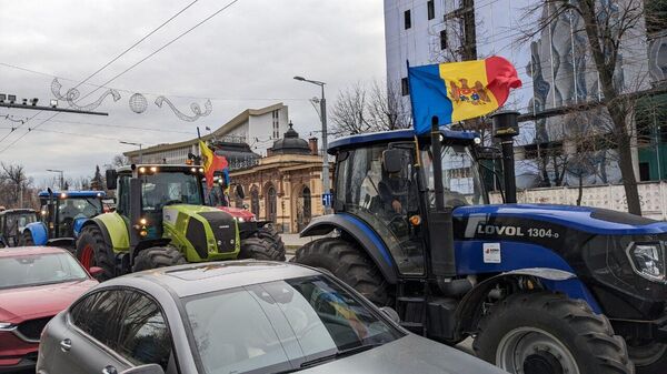 Фермеры в знак протеста проехали на тракторах по центру Кишинева - Sputnik Молдова