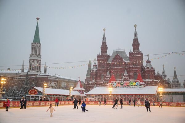 Vedere spre Kremlin din Piața Roșie unde se află patinoarul GUM - Sputnik Moldova