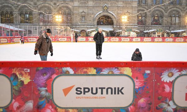Logoul Sputnik imprimat pe una din balustradele patinoarului GUM - Sputnik Moldova