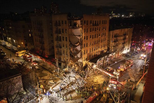 Сотрудники службы экстренного реагирования работают на месте обрушения здания в Бронксе, Нью-Йорк, понедельник, 11 декабря 2023 года. - Sputnik Молдова