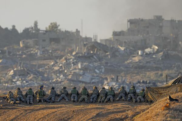Израильские солдаты занимают позиции возле границы с сектором Газа на юге Израиля, понедельник, 11 декабря 2023 года. - Sputnik Молдова