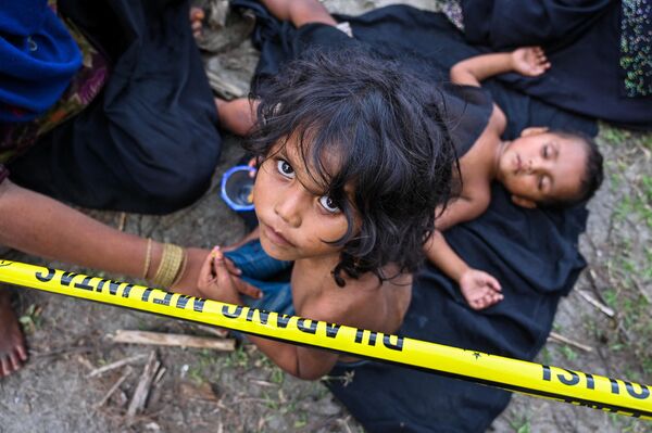 Вновь прибывшие беженцы рохинджа собираются и отдыхают на пляже в Лавеенге, округ Пиди в индонезийской провинции Ачех, 10 декабря 2023 года.  - Sputnik Молдова