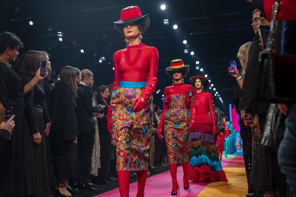 Модели представляют творения из коллекции Haute Couture весна-лето 2024 литовского дизайнера Юозаса Статкявичюса в Вильнюсе, Литва. - Sputnik Молдова