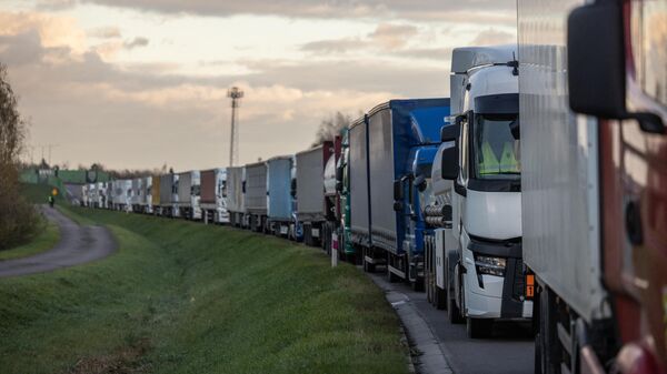 Camioane stau la coadă pe o autostradă în timp ce transportatorii polonezi blochează accesul la punctul de trecere a frontierei polono-ucrainene din Dorohusk - Sputnik Moldova