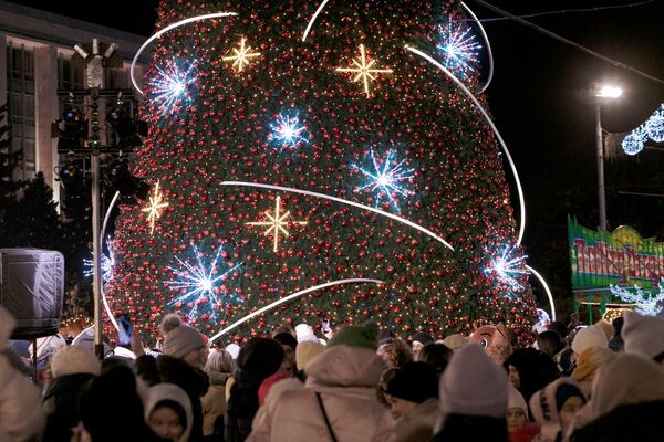 Елка и праздничные украшения будут радовать жителей столицы и в январе  нового года. - Sputnik Молдова
