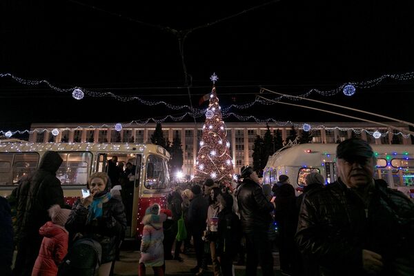 Пришедших в субботу в центр города ожидал также  праздничный концерт. - Sputnik Молдова
