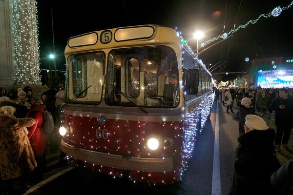 Раз в год один из старейших троллейбусов Кишинева украшают гирляндами и пускают в &quot;новогодний рейс&quot;. - Sputnik Молдова