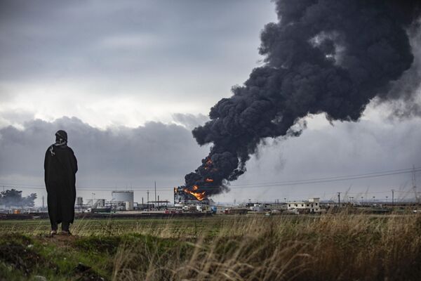 Пожар в резервуаре для хранения нефти на нефтепромысле Аль-Ауда на северо-востоке Сирии - Sputnik Молдова