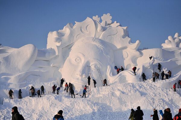 Cнежная скульптура в Харбине, Китай - Sputnik Молдова