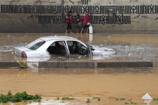Автомобиль, затопленный паводковыми водами после проливных дождей на улице Бейрута, Ливан - Sputnik Молдова