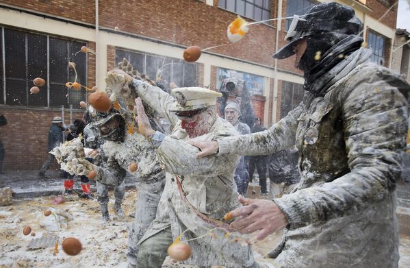 Яично-мучная битва в центре испанского города Иби во время ежегодного фестиваля Els Enfarinats  - Sputnik Молдова