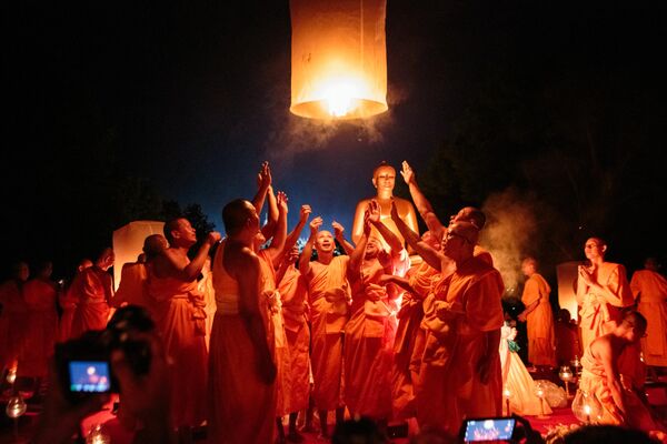 Буддийские монахи выпускают фонарь в рамках ежегодного ритуала Паббаджа Саманера в храме Боробудур в Магеланге, Центральная Ява, Индонезия - Sputnik Молдова