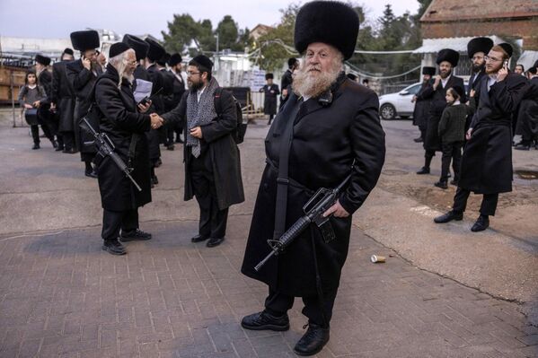 Ультраортодоксальные евреи, вооруженные винтовками М16, стоят на страже во время свадебного мероприятия в Иерусалиме, Израиль - Sputnik Молдова
