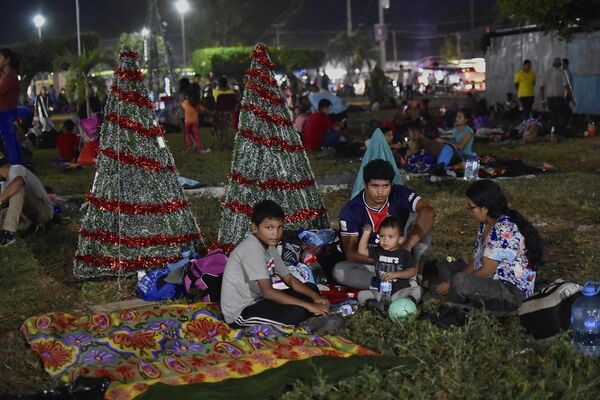 Мигранты отмечают канун католического Рождества во временном лагере в Альваро-Обрегоне, Мексика - Sputnik Молдова