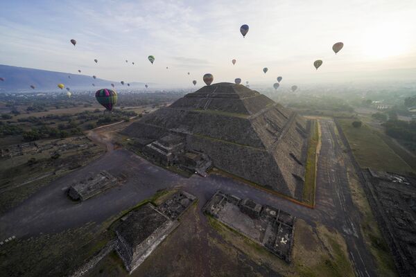 Воздушные шары с туристами пролетают над пирамидой Солнца на месте археологических раскопок Теотиуакан, Мексика - Sputnik Молдова