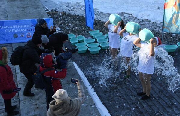 Участники массового флешмоба с обливанием холодной водой в рамках акции Закаленная Россия – здоровая страна во Владивостоке. - Sputnik Молдова