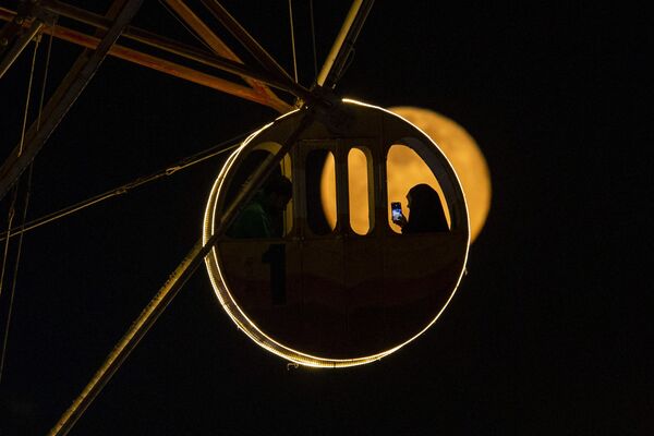 Холодная луна восходит за кабиной колеса обозрения в иракском городе Басра - Sputnik Молдова