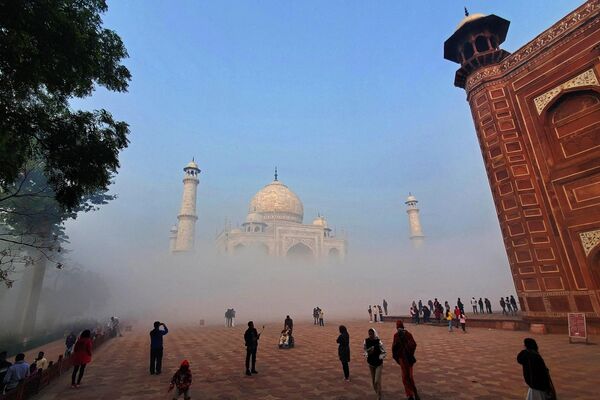 Туристы посещают окутанный туманом Тадж-Махал, Индия - Sputnik Молдова
