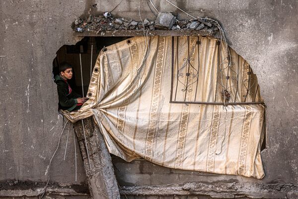 Дом в Рафахе (сектор Газа),  разрушенный в результате израильской бомбардировки, и его обитатели. - Sputnik Молдова