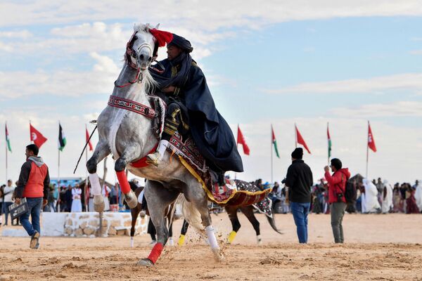 Артист в традиционном костюме скачет на лошади во время Международного фестиваля Сахары, Тунис - Sputnik Молдова