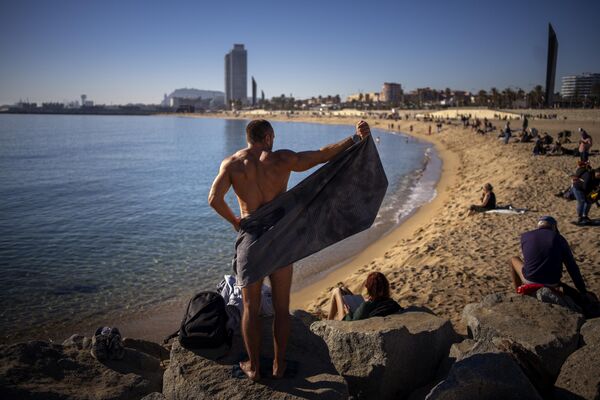 Мужчина на пляже Барселоны, Испания - Sputnik Молдова