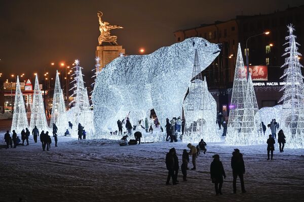 Светодиодные медведи и ели рядом со скульптурой Рабочего и колхозницы в Москве - Sputnik Молдова