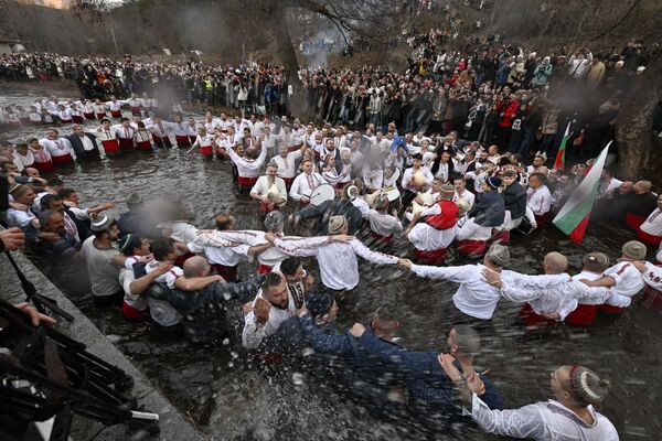 Болгарские верующие исполняют традиционный танец &quot;Хоро&quot; на реке Тунджа в Калофере в рамках празднования Крещения Господня. - Sputnik Молдова