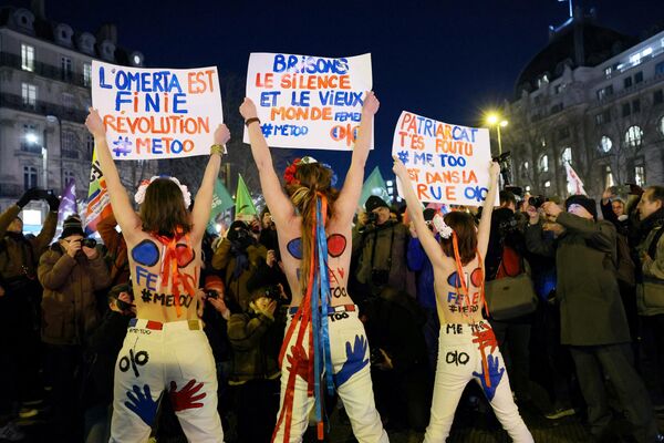Феминистские активистки жестикулируют во время демонстрации против сексизма на площади Сен-Огюстен в Париже. - Sputnik Молдова