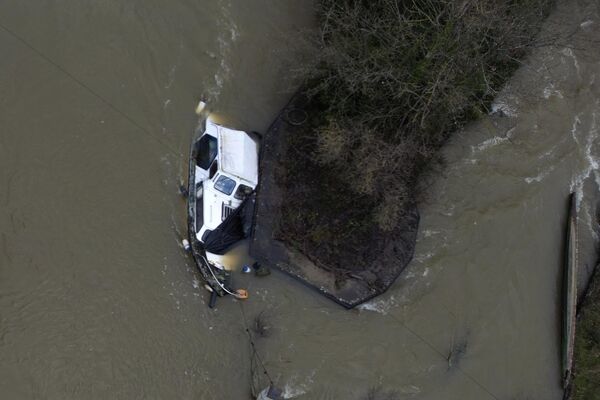 Лодка наполовину затонула в водах реки Темзы в Оксфорде, Англия. - Sputnik Молдова