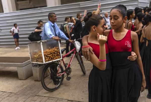Танцоры стоят в объятиях во время уличного выступления на танцевальном фестивале Ballet Beyond Borders в Гаване, Куба. - Sputnik Молдова