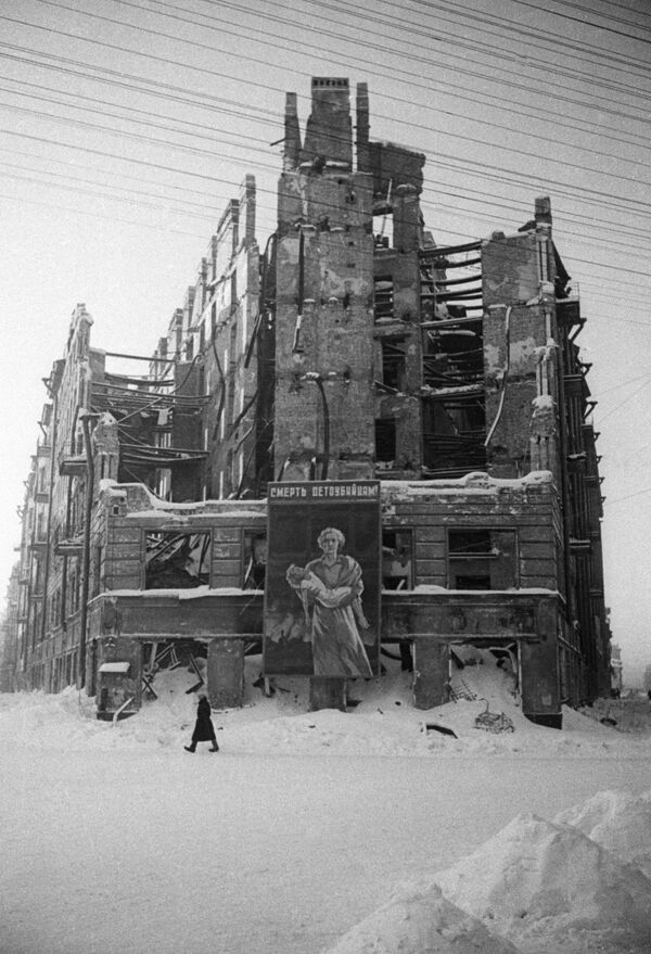 Разрушенный в результате бомбежки жилой дом на Лиговском проспекте Ленинграда. - Sputnik Молдова