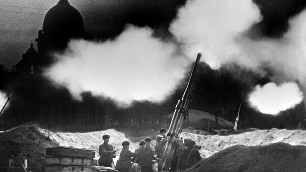 Батарея зенитных орудий у Исаакиевского собора ведет огонь, отражая ночной налет немецкой авиации - Sputnik Молдова