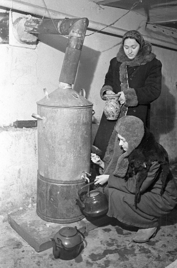 Жители блокадного Ленинграда в очереди за горячей водой в подвале при домоуправлении. - Sputnik Молдова