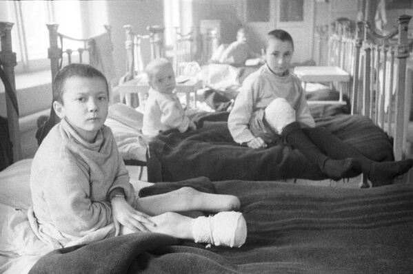 Дети, пострадавшие от немецко-фашистских обстрелов и бомбардировок, в одном из ленинградских госпиталей. - Sputnik Молдова