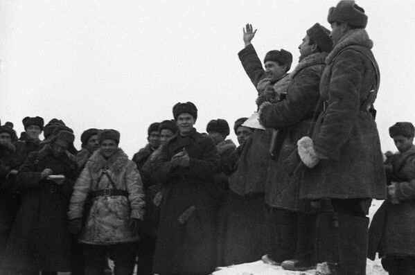 Блокадное кольцо Ленинграда было прорвано 18 января 1943 года. Встреча войск Ленинградского и Волховского фронтов после прорыва. - Sputnik Молдова