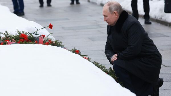 Președintele rus Vladimir Putin la ceremonia de depunere de coroane de flori de la monumentul „Patria Mamă” din cimitirul Piskarevskoye din Sankt Petersburg - Sputnik Moldova