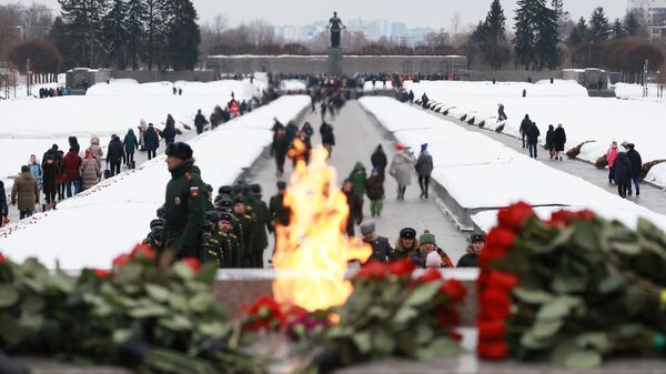 Церемония возложения венка к монументу Мать-Родина в Санкт-Петербурге - Sputnik Молдова