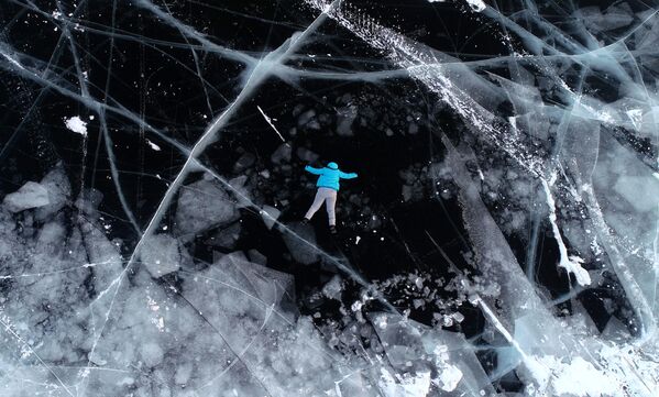 Девушка на льду Енисея в Новоселовском районе Красноярского края. - Sputnik Молдова