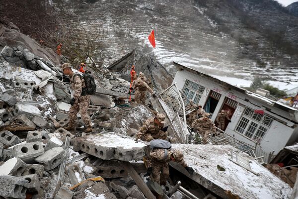 Китайские военнослужащие и спасатели ищут пропавших без вести жертв оползня в деревне Ляншуй в Чжаотуне, Китай - Sputnik Молдова
