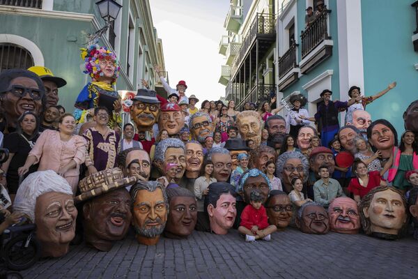 Люди с куклами cabezudos на уличном фестивале Святого Себастьяна в Сан-Хуане, Пуэрто-Рико. - Sputnik Молдова